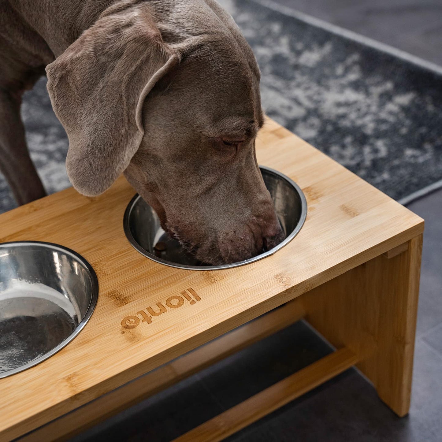 lionto Comedero para Perros Elevado comedero para Perros Barra de Comida de bambú para Mascotas 2 Cuencos de Acero Inoxidable Antideslizante, (L) 50x26x26 cm