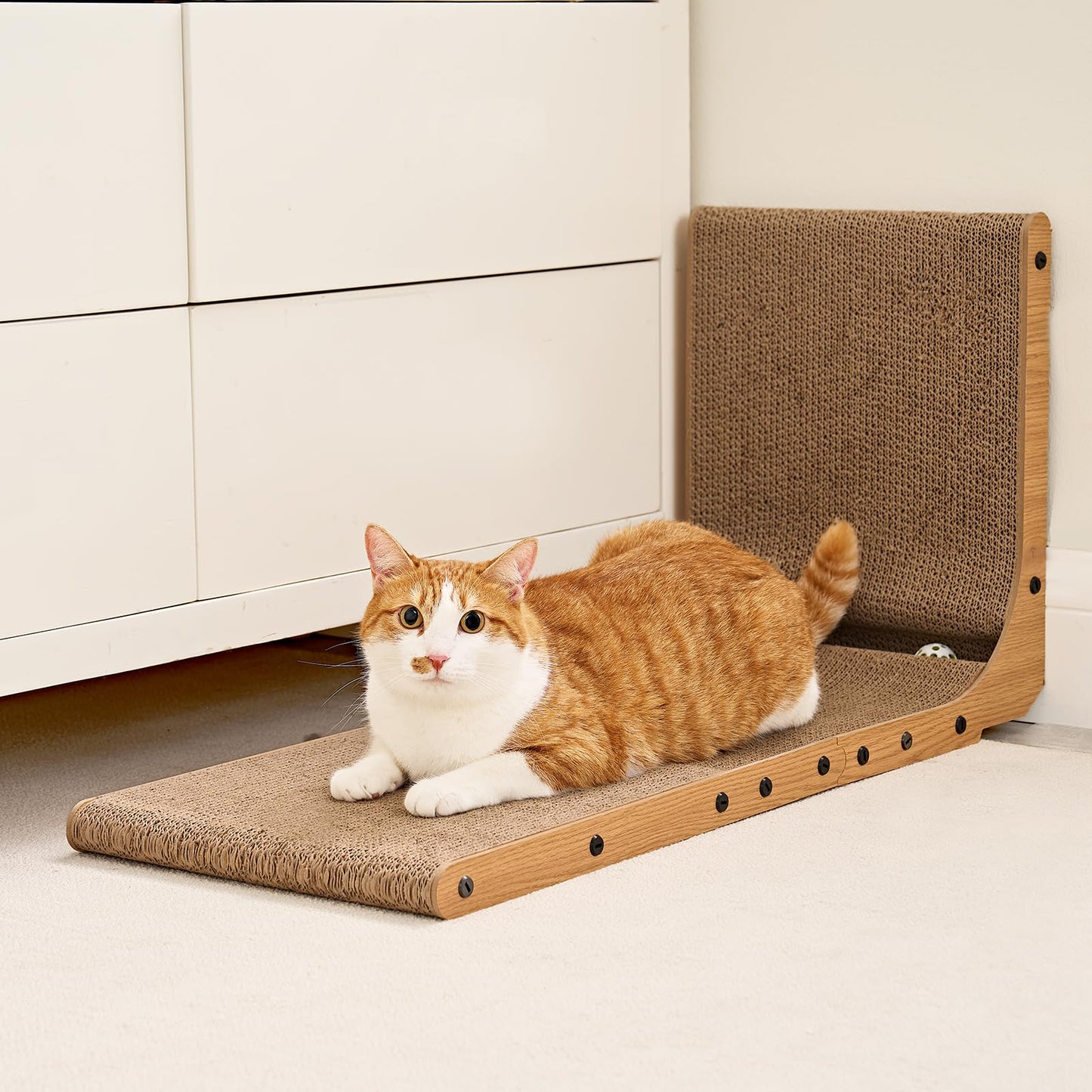 Rascador para Gatos en Forma de L, 48 cm Rascador de Cartón para Gatos de Interior con Juguete de Pelota, Tamaño Mediano